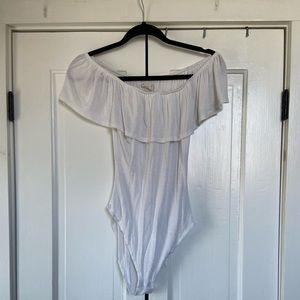 WHITE OFF SHOULDER BODYSUIT